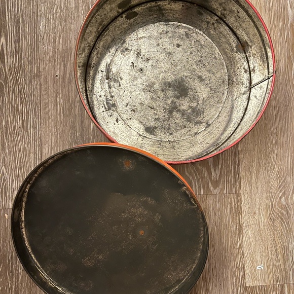 Vintage Cake Storage Tin - Picture 2 of 2